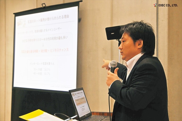 PhotoNext 来場者向けに行われた弊社代表古田の講演の様子。